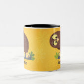 かわいいおもしろい茶色のフクロウ漫画イラストレーション ツートーンマグカップ (中央)