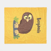 かわいいおもしろい茶色のフクロウ漫画イラストレーション フリースブランケット (正面(横))