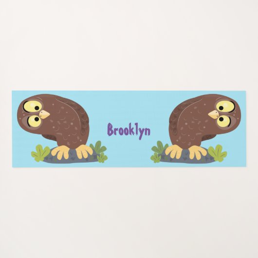 かわいいおもしろい茶色のフクロウ漫画イラストレーション ヨガマット (裏面(横))