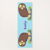 かわいいおもしろい茶色のフクロウ漫画イラストレーション ヨガマット (裏面)