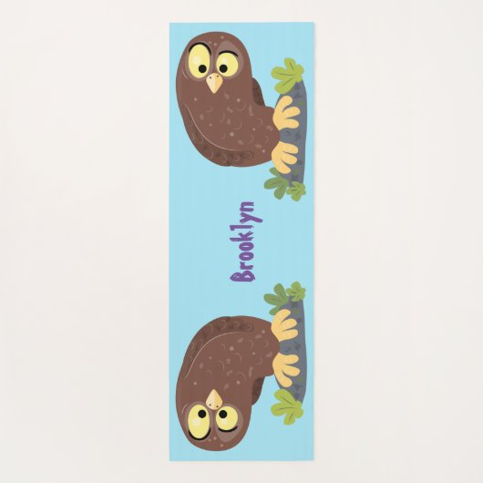 かわいいおもしろい茶色のフクロウ漫画イラストレーション ヨガマット (裏面)