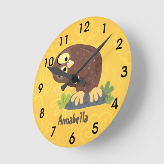 かわいいおもしろい茶色のフクロウ漫画イラストレーション ラウンド壁時計 (傾斜)
