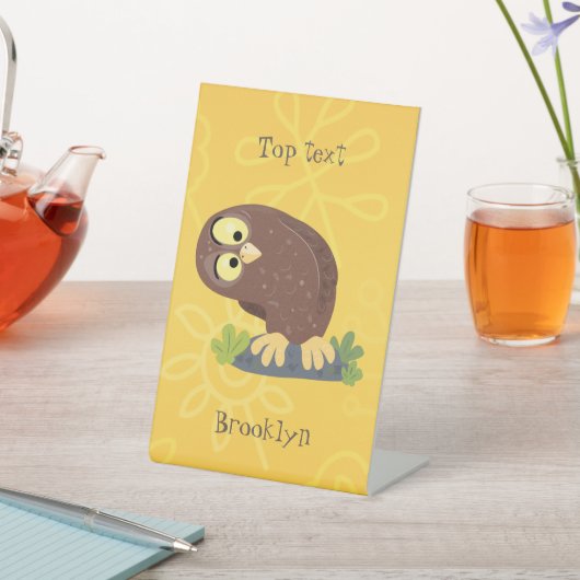 かわいいおもしろい茶色のフクロウ漫画イラストレーション 台座サイン (インサイチュ)