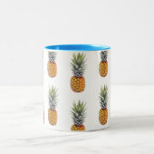 かわいいおよびおもしろいのパイナップルパターンデザイン ツートーンマグカップ (中央)