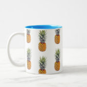 かわいいおよびおもしろいのパイナップルパターンデザイン ツートーンマグカップ (左)