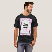 かわいいお尻の少年、どうぞお座りください Tシャツ (正面フル)