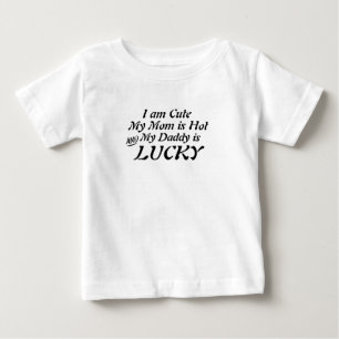 かわいいお母さん暑いし、パパは幸せな家族パパ ベビーTシャツ