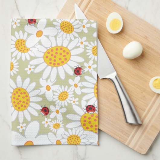 かわいいお洒落な白いデイジーの花の赤いてんとう虫 キッチンタオル (四つ折り)