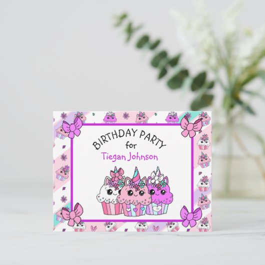かわいいお洒落ユニコーンカップケーキ誕生日招待状 ポストカード (スタンド正面)