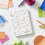 かわいいお洒落水彩虹彩模様 iPad PROカバー<br><div class="desc">水色の雨シンプル弓、星や雲の模様が淡青色、ピンクとオレンジのパステル色のとipadケース。自分の名前でカスタマイズする。ドードルとドロー子供へを愛する贈り物として完璧。</div>