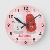 かわいいかわいいの塩とコショウのシェーカー漫画 ラウンド壁時計 (正面)