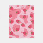 かわいいかわいいイチゴ牛のパターン フリースブランケット (正面)