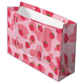 かわいいかわいいイチゴ牛のパターン ラージペーパーバッグ (正面アングル)
