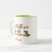 かわいいかわいいカエルがカエルを放り出す ツートーンマグカップ (正面左)