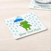 かわいいかわいいカエルと雨 スクエアペーパーコースター (アングル)