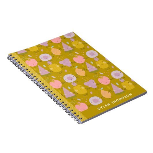 かわいいかわいいフルーツパーソナライズされた柄の名前グリーン ノートブック (右側)