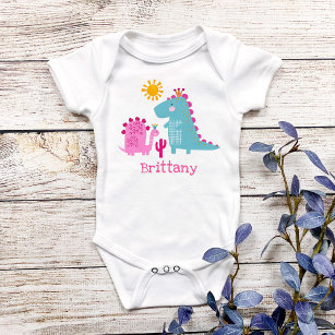かわいいかわいい恐竜の赤ちゃんガールピンク名前をカスタムする ベビーボディスーツ