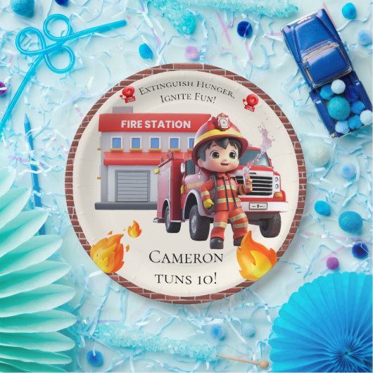 かわいいかわいい消防士の少年と消防車 ペーパープレート (パーティー)