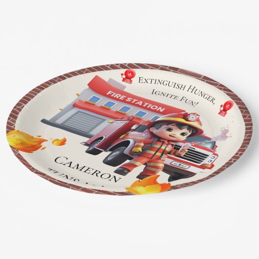 かわいいかわいい消防士の少年と消防車 ペーパープレート (アングル)