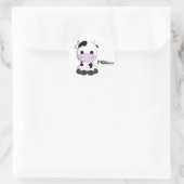 かわいいかわいい牛漫画はステッカーのあたりでからかいます ラウンドシール (バッグ)