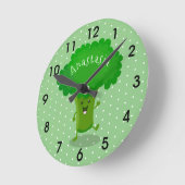 かわいいかわいい踊りブロッコリー漫画イラストレーション ラウンド壁時計 (傾斜)