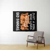 かわいいが女性に贈る赤パンダが好きな女の子 タペストリー (インサイチュ(横))