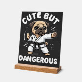 かわいいけど危険なパグ犬空手 アクリルサイン (傾斜)
