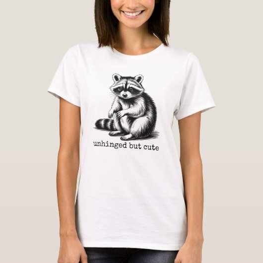 かわいいけど常軌を逸したアライグマの面白いミーム Tシャツ (正面)