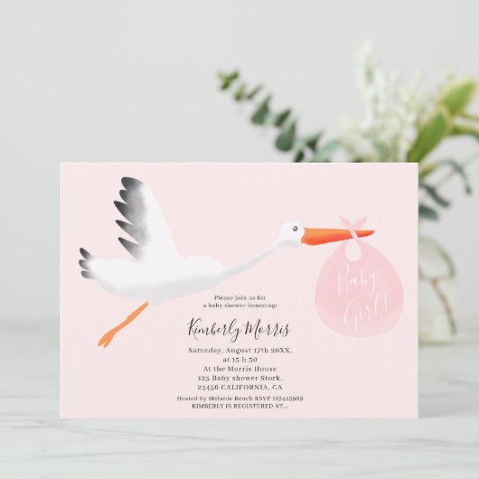 かわいいこうのとりのピンクのバッグのイラストレーションの女の赤ちゃんのシャワー 招待状 (スタンド正面)