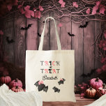 かわいいこうもりコケット弓トリックまたはトリートハロウィーン トートバッグ<br><div class="desc">可愛いこうもりトリオ"トリックまたはトリート" "ハッピーハローウィン" "こうもりのカップルのコケットスポーツのピンクの弓の休日デザインピンク、グレーと黒。複合デザインバイホリデーハートデザイン。</div>
