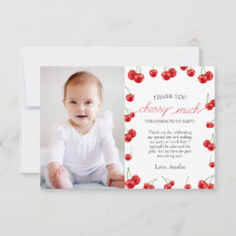 かわいいさくらんぼガールベリーの最初の誕生日パーティーの写真