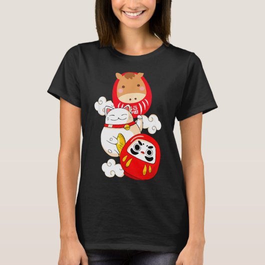 かわいいだるま 日本のお正月 2026 午年のお祝い Tシャツ (正面)