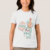 かわいいちびうさぎのキャラクターが2026年の風船を持っている トライブレンドTシャツ (正面)