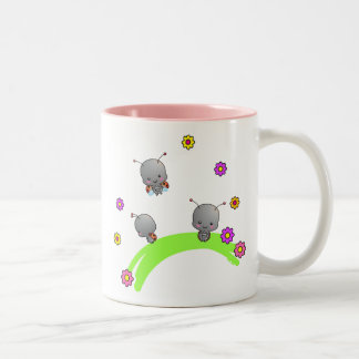 かわいいてんとう虫および花のマグ ツートーンマグカップ