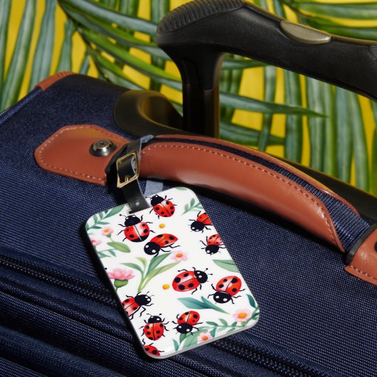 かわいいてんとう虫と花の模様 白 ラゲッジタグ (正面インサイチュ1)