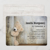 かわいいぬいぐるみのクマの木製背景の誕生日 招待状 (正面/裏面)