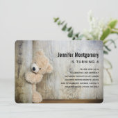 かわいいぬいぐるみのクマの木製背景の誕生日 招待状 (スタンド正面)