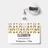 かわいいのまわりにと虹のパターン バッジ (伸縮クリップ付きの裏面)