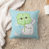 かわいいのクローバーが付いているかわいく白いバニー クッション (ブランケット)