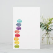 かわいいの虹によって積み重ねられるマカロン 便箋 (スタンド正面)