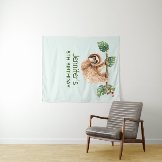 かわいいぶら下がったナマケモノの逆さ水彩誕生日 タペストリー (インサイチュ(横))