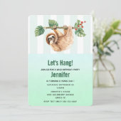 かわいいぶら下がったナマケモノの逆さ水彩誕生日 招待状 (スタンド正面)