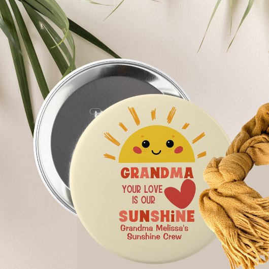 かわいいよくはしゃぐイエローラブ祖母の家族 缶バッジ