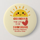 かわいいよくはしゃぐイエローラブ祖母の家族 缶バッジ (正面)
