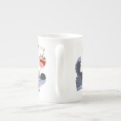 かわいいよくはしゃぐマンガの羊と狼の骨中国マグカップ ボーンチャイナマグカップ (裏面)