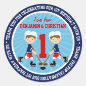 かわいいアイスホッケーの双生児の第1誕生日は感謝していしています ラウンドシール (正面)