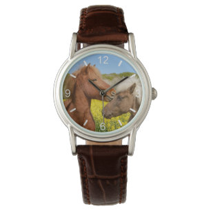 かわいいアイスランドの馬が春の草原に  腕時計