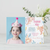 かわいいアクソロトルピンクの女の子の誕生日写真 サンキューカード (スタンド正面)
