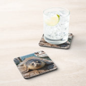 かわいいアザラシが船のドックに横になっているオーシャンピア コースター (右側)