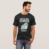 かわいいアシカのアザラシを愛する女の子 Tシャツ (正面フル)